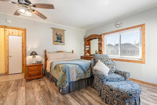 2 bedrooms, desk, iron/ironing board, travel cot