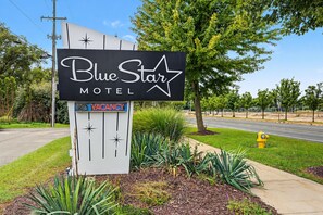 Señal del motel Blue Star con un aviso de 'NO HAY HABITACIONES DISPONIBLES'.
