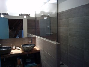 Dusj, hårføner og håndklær