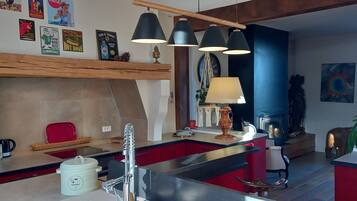 Geladeira, micro-ondas, fogão, cooktop