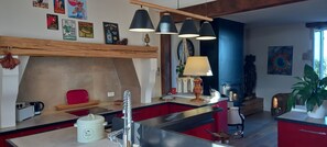 Kjøleskap, mikrobølgeovn, ovn og kokeplater