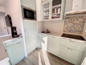 Kylskåp, mikrovågsugn, ugn och diskmaskin