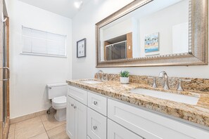 Bruser, hårtørrer, håndklæder, Toiletpapir