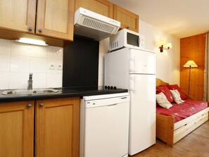 Fridge, microwave, dishwasher, coffee/tea maker