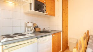 Kylskåp, ugn, diskmaskin och kaffe- och tebryggare
