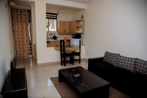 Klassiek appartement, uitzicht op heuvels | Woonruimte | Flatscreentelevisie