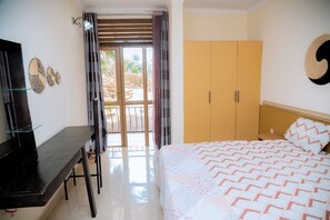 Apartamento clássico, vista para a colina | 1 quarto, escrivaninha, espaço de trabalho para notebook