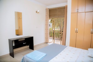 1 slaapkamer, een bureau, een laptopwerkplek