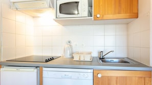 Réfrigérateur, micro-ondes, lave-vaisselle, cafetière/bouilloire