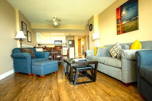 Living area - 3-bedroom timeshare in delightful Murrells Inlet with WiFi, AC 3 BR, 2 BA (Murrells Inlet)