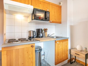 Kylskåp, mikrovågsugn, kaffe- och tebryggare och brödrost