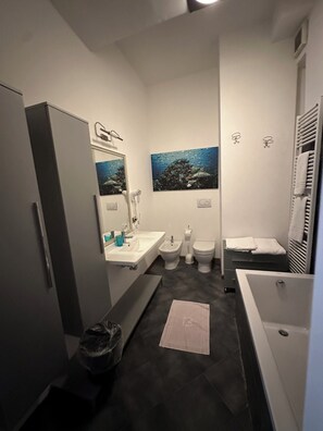Secador de pelo, bidet, toallas, jabón