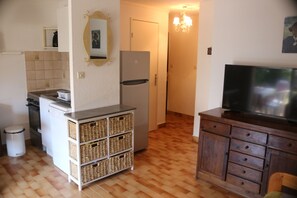 Kühlschrank, Ofen, Geschirrspüler, Wasserkocher mit Kaffee-/Teezubehör