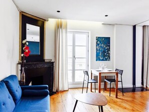 Living area - Superb architect-designed apartment on Place du Capitole Breathtaking rooftop views  (Toulouse)