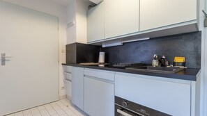 Køleskab, mikrobølgeovn, ovn, køkkentøj/tallerkener/redskaber