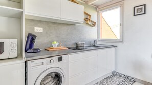 Een koelkast, een microgolfoven, een koffiezetapparaat/waterkoker