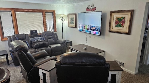 55%off for 29day booking Charming Light Blue 4 bedrooms 2 baths house Littleton 