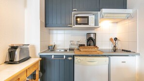 Kylskåp, mikrovågsugn, diskmaskin och kaffe- och tebryggare