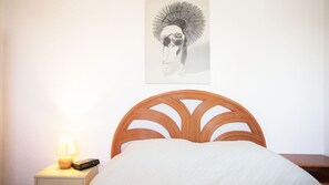 1 chambre, fer et planche à repasser