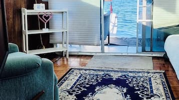 Cabaña, balcón, vista a la bahía | Área de sala de estar