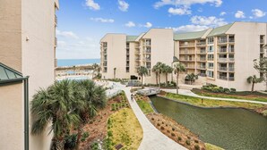 Un resort con edificios de varios pisos, piscina y fuente de agua.