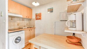 Fridge, microwave, coffee/tea maker, toaster