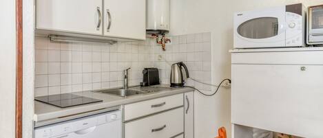 Fridge, microwave, dishwasher, cookware/dishes/utensils