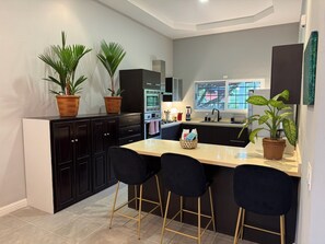 Fridge, microwave, oven, stovetop - Spacious mountain villa with 5 bedrooms and brand new AC (Anton Valley)