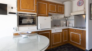 Kühlschrank, Mikrowelle, Ofen, Geschirrspüler