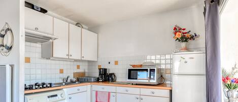 Refrigerador, microondas, cafetera y tetera y utensilios de cocina