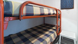 1 chambre, fer et planche à repasser