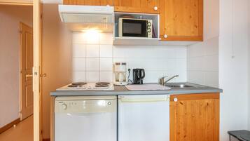 Frigorífico, microondas, lavavajillas y cafetera o tetera