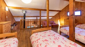 3 habitaciones, tabla de planchar con plancha y ropa de cama