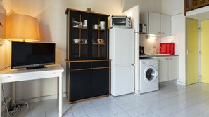 Fridge, microwave, oven, coffee/tea maker