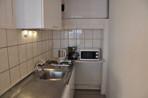 Kühlschrank, Mikrowelle, Wasserkocher mit Kaffee-/Teezubehör