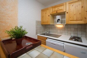 Kylskåp, ugn, diskmaskin och kaffe- och tebryggare