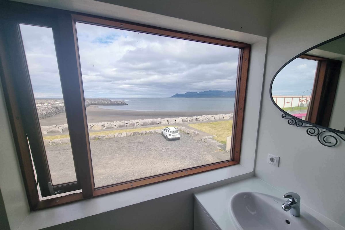 Khăn tắm, xà phòng, dầu gội, giấy vệ sinh