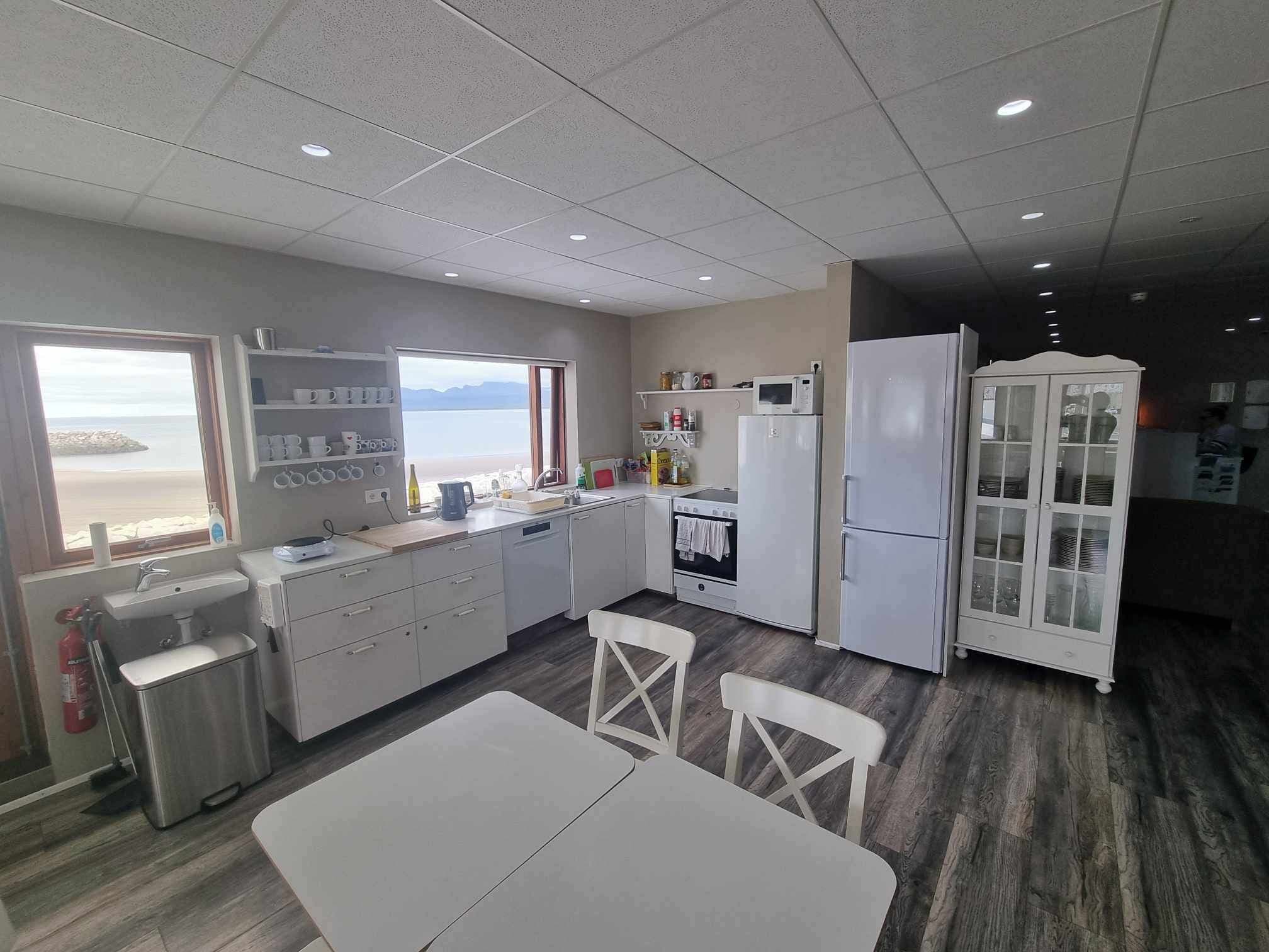 Full-size fridge, microwave, oven, stovetop