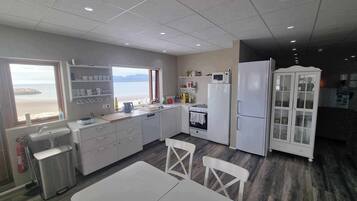 Full-size fridge, microwave, oven, stovetop