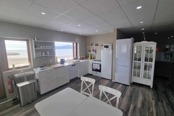 Full-size fridge, microwave, oven, stovetop