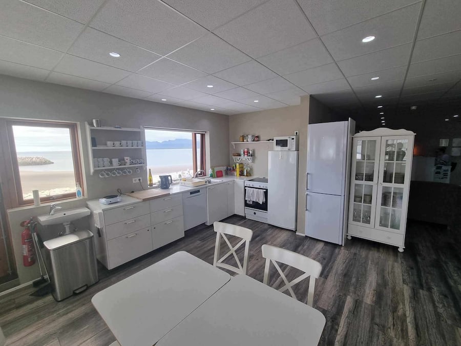 Full-sized fridge, microwave, oven, stovetop