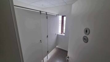 Handtücher, Seife, Shampoo, Toilettenpapier