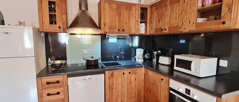 Kühlschrank, Mikrowelle, Ofen, Geschirrspüler