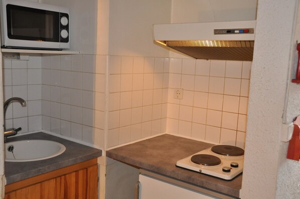 Microwave, toaster, cookware/dishes/utensils, spices