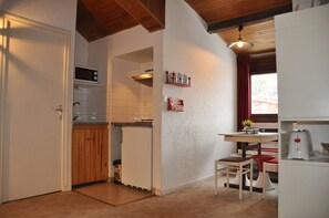 Microwave, toaster, cookware/dishes/utensils, spices