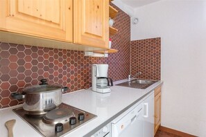 Réfrigérateur, four, lave-vaisselle, cafetière/bouilloire