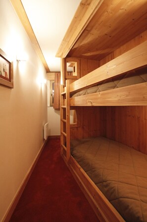 4 bedrooms, bed sheets