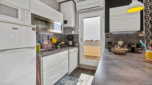 Réfrigérateur, micro-ondes, lave-vaisselle, cafetière/bouilloire