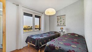 2 chambres, fer et planche à repasser