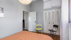 2 chambres, fer et planche à repasser